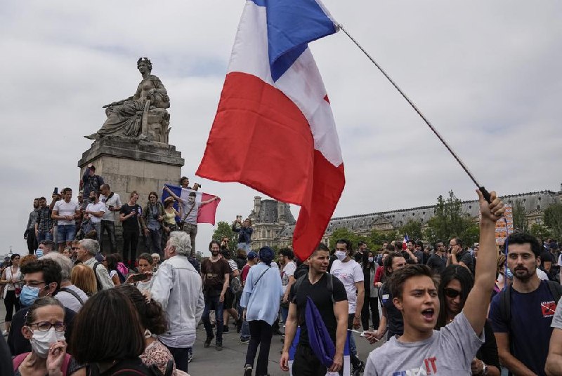 周六，超过10万人在法国各地举行抗议活动，抗议政府推动人们接种疫苗以及遏制新型冠状病毒德尔塔毒株感染上升的最新措施