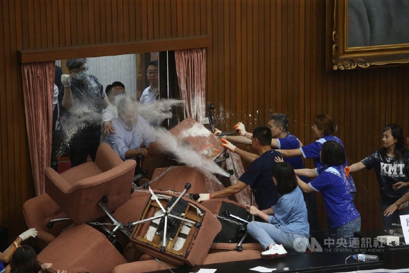 民进党籍立委攻入立法院议场，与国民党籍立委爆发激烈肢体冲突