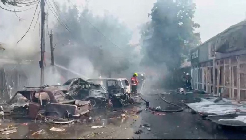 俄罗斯6日袭击了乌克兰东部康斯坦丁尼夫卡的一个市场，造成至少16人死亡、31人受伤，袭击造成多家商店以及建筑受损