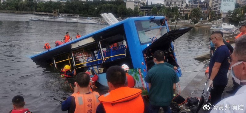 7日中午12时左右，贵州安顺一辆载有高考学生的公交车一头撞坏道路护栏，冲进安顺市虹山水库