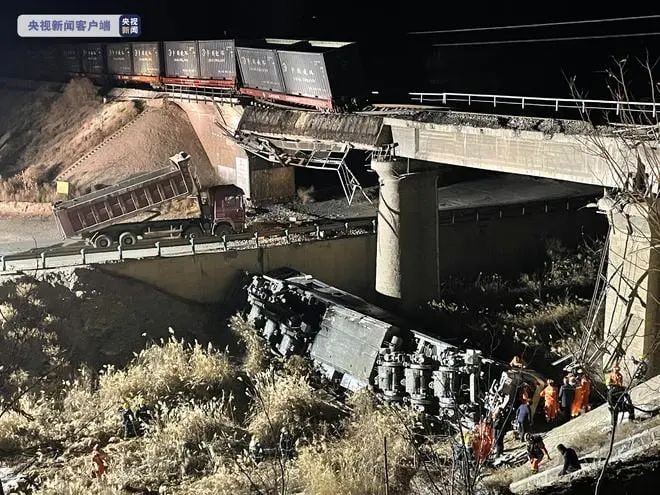 3月8日21时45分，在甘肃白银靖远县糜滩镇黄河大桥附近，一辆自卸式卡车车斗撞上红会线铁路桥面，导致过路31024次列车机车坠落至公路边沟、机后1位车脱线