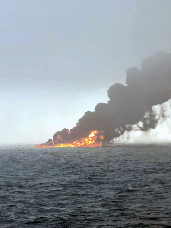 英国东约克郡海岸附近海域3月10日发生油轮和货轮相撞事故，两艘船只起火，发生多次爆炸，现场浓烟滚滚，疑似有燃料泄漏