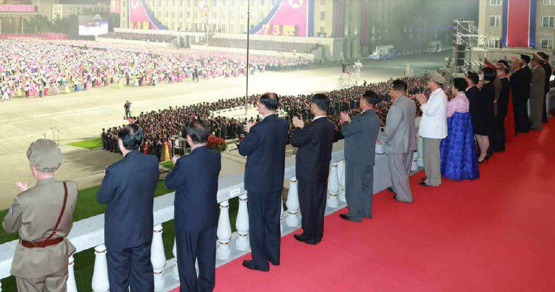 朝中社9日报道称，庆祝共和国成立73周年的民间及安全武力阅兵式在首都平壤的金日成广场隆重举行，国务委员会委员长金正恩当天零时登上阅兵检阅台