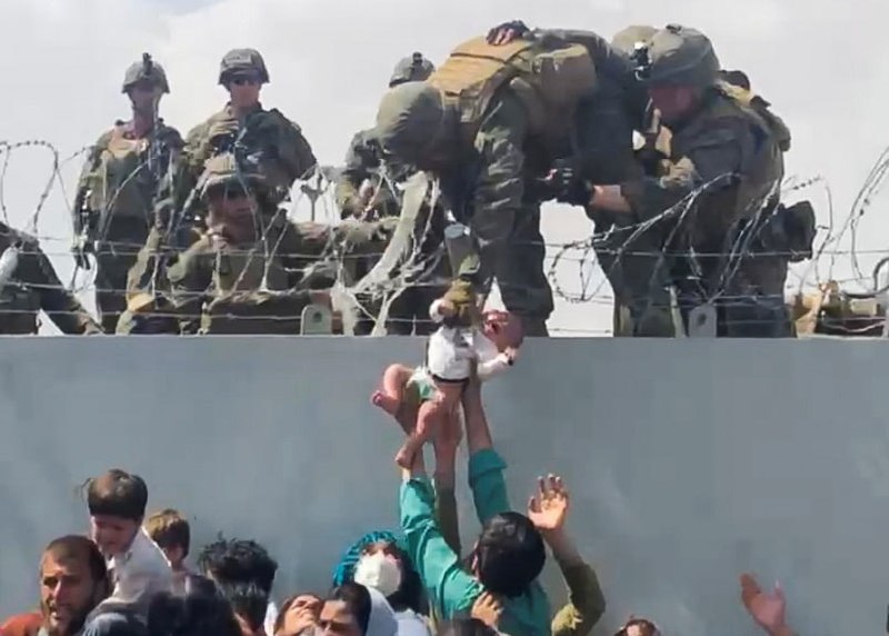 美国总统拜登周五在白宫发表讲话，承诺将把所有美国人以及在战争中帮助过美国的阿富汗盟友带回家
