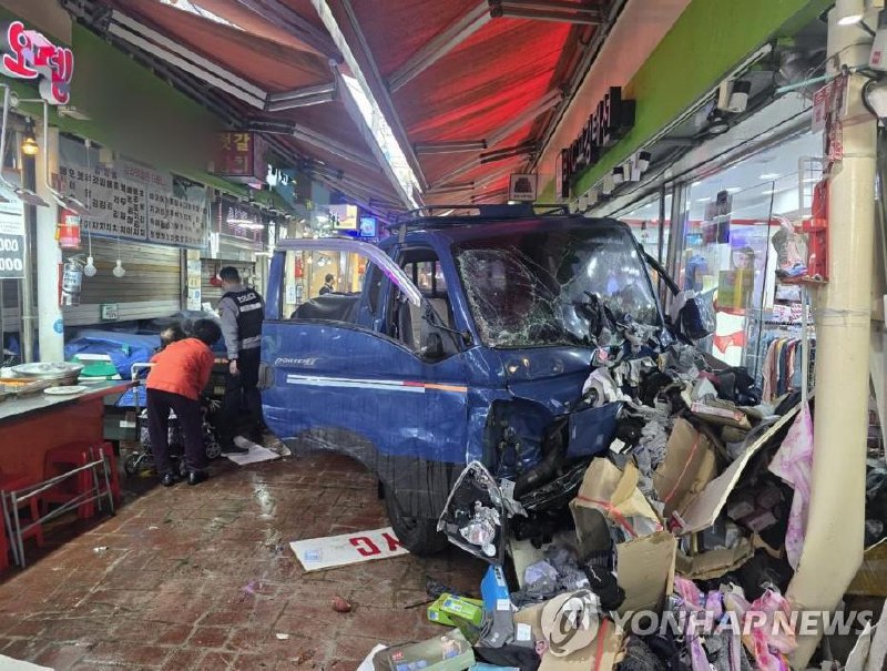 韩国一辆货车11月13日冲入京畿道富川市一市场内，造成2人死亡、18人受伤