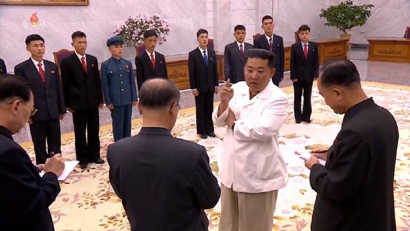 朝鲜劳动党总书记、朝鲜民主主义人民共和国国务委员长金正恩，8月30日在平壤锦绣山太阳宫会见志愿报名奔赴繁重吃力工作岗位，改过自新的青年们