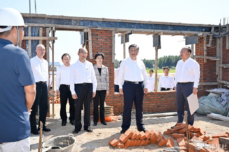 7日上午，习近平在黑龙江尚志市看望慰问受灾群众