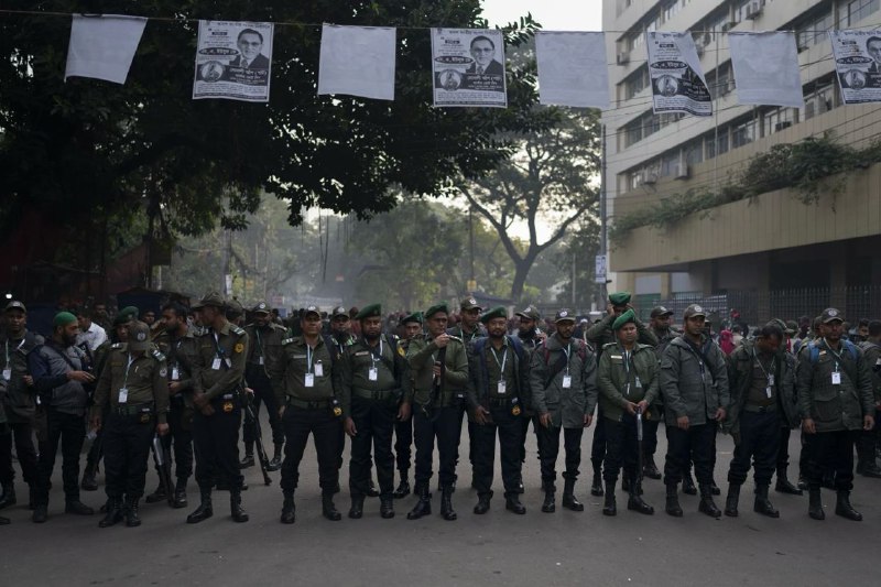 孟加拉国民族主义党在大选前夕发起了为期48小时的大罢工，呼吁人们抵制不公平的投票，各地发生纵火事件