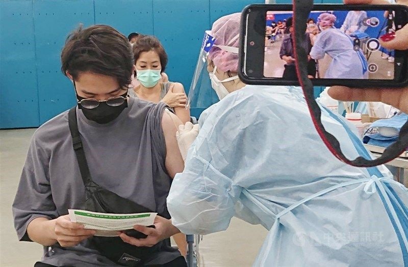 在台湾，高端疫苗今天起首度开放接种，现场等待接种的民众以年轻族群居多，如期赴约率高