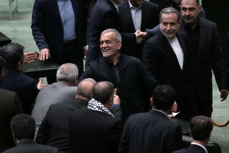 伊朗议会21日对总统佩泽希齐扬提名的新内阁名单进行信任投票，提名人选全部获得通过