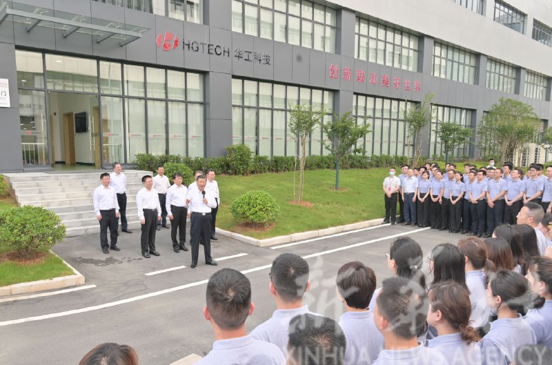 习近平6月28日下午在武汉东湖高新区考察华工激光和左岭街道智苑社区