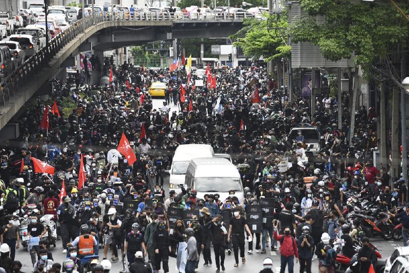 周六，约一千名泰国反政府示威者游行，抗议政府未能处理好新型肺炎疫情及其对经济的影响，期间与警方发生冲突