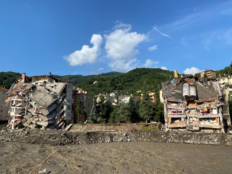 土耳其北部黑海地区的洪水造成的死亡人数已上升至44人，目前失踪人员的搜寻工作仍在继续