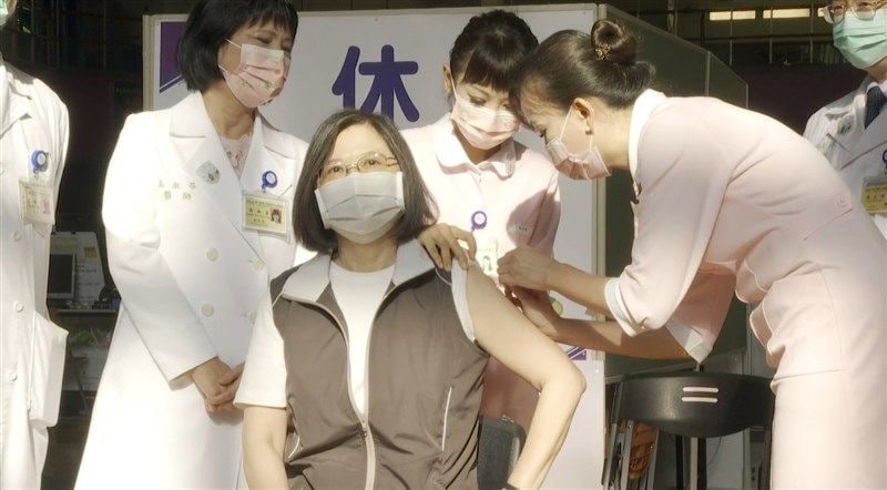 在台湾，高端疫苗今天起首度开放接种，现场等待接种的民众以年轻族群居多，如期赴约率高