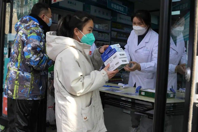 放松防疫管制后，中国民众谨慎应对可能到来的爆发