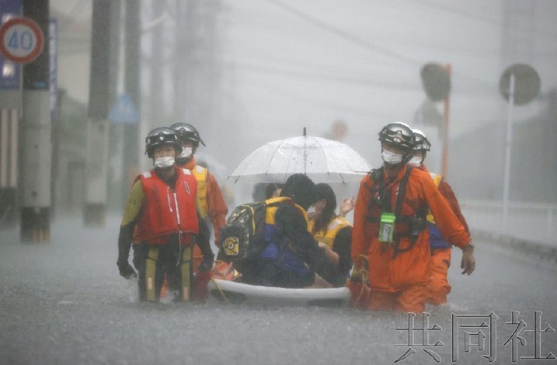 受锋面滞留影响，西日本至东日本大范围地区14日遭遇强降雨