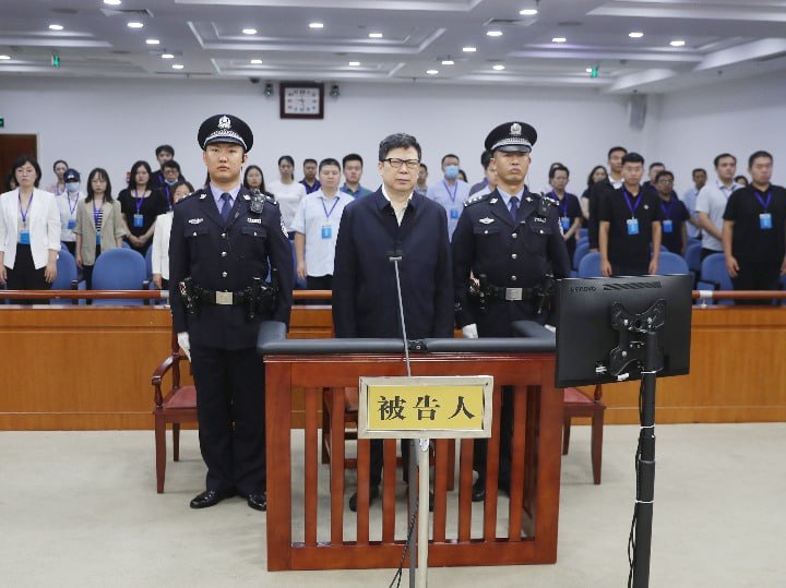 原中国人寿董事长王滨案9月12日在济南市中院宣判：以受贿、隐瞒境外存款罪判刑死缓，期满后终身监禁不得减刑假释