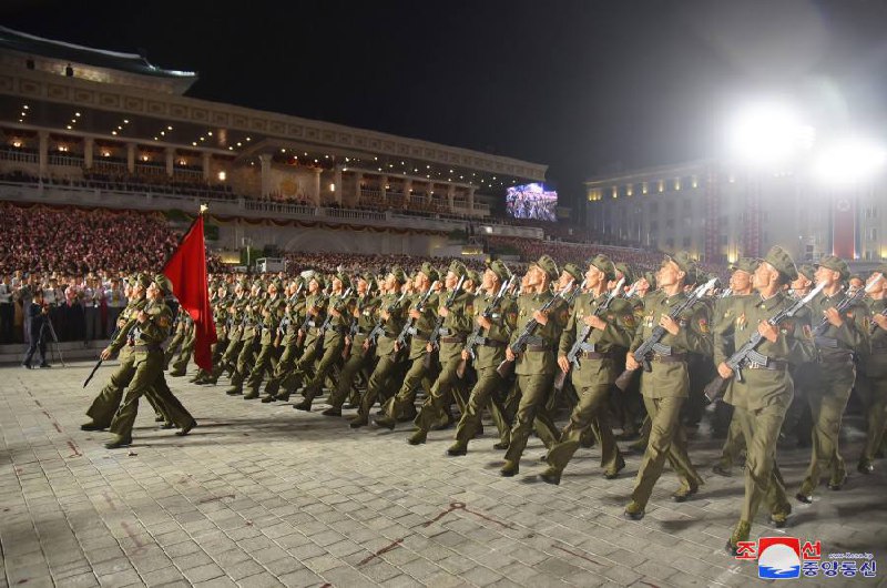 朝鲜建政（九九节）75周年阅兵式活动8日晚在首都平壤金日成广场举行