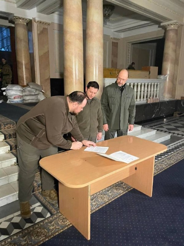乌克兰总统泽连斯基签署申请加入欧盟的文件