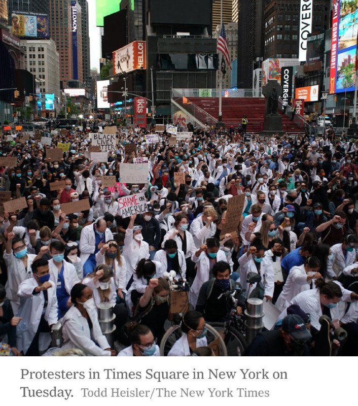 美国纽约，大批医护在工作之余加入声援Floyd的示威